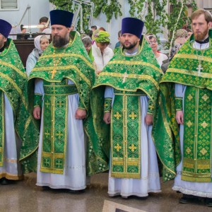 20150531-019-День-Святой-Троицы-Пятидесятница-Свято-Успенский-каф_-собор-Омск-митр_-Владимир-Иким-_DSC80891