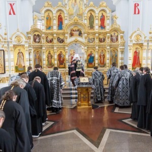 20160323 003 Литургия Преждеосвященных Даров Свято-Успенский каф. собор Омск митр. Владимир (Иким) IMG_8195