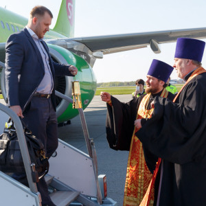 20160501 003 Раздача благодатного огня Успенский каф. собор Омск митр. Владимир (Иким) IMG_3046