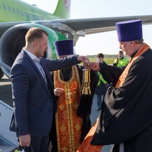 20160501 005 Раздача благодатного огня Успенский каф. собор Омск митр. Владимир (Иким) IMG_3062