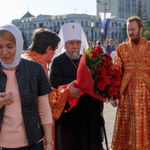 20160501 012 Раздача благодатного огня Успенский каф. собор Омск митр. Владимир (Иким) IMG_3160