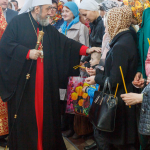 20160501 014 Раздача благодатного огня Успенский каф. собор Омск митр. Владимир (Иким) IMG_3179