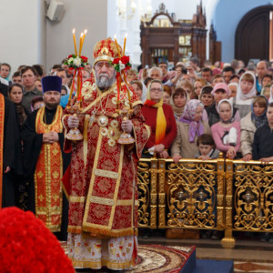 20160501 019 Раздача благодатного огня Успенский каф. собор Омск митр. Владимир (Иким) IMG_3200