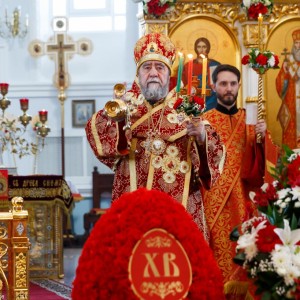 20160501 025 Раздача благодатного огня Успенский каф. собор Омск митр. Владимир (Иким) IMG_3228
