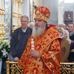 20160501 035 Раздача благодатного огня Успенский каф. собор Омск митр. Владимир (Иким) IMG_3274