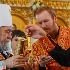 20160501 041 Раздача благодатного огня Успенский каф. собор Омск митр. Владимир (Иким) IMG_3319