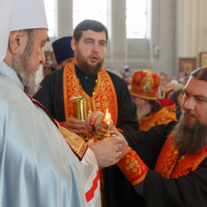 20160501 045 Раздача благодатного огня Успенский каф. собор Омск митр. Владимир (Иким) IMG_3340