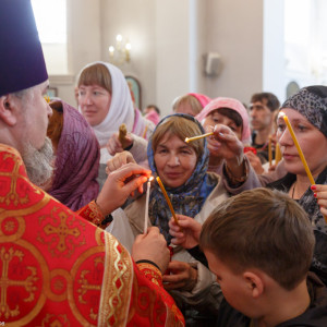 20160501 053 Раздача благодатного огня Успенский каф. собор Омск митр. Владимир (Иким) IMG_3391