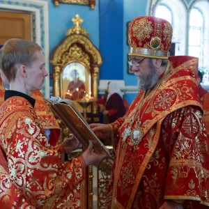 20160505 012 Литургия Храм иконы Б.М. Всех скорбящих Радость Омск митр. Владимир (Иким) IMG_5498