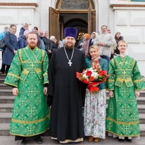 180527 003 День Святой Троицы Собор Успения Омск митр. Владимир (Иким) IMG_1271