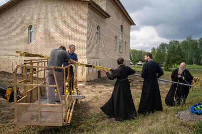2023.07.29 освящение креста храма св. Луки лука Войно-ясенецкого п. Хвойный (47)