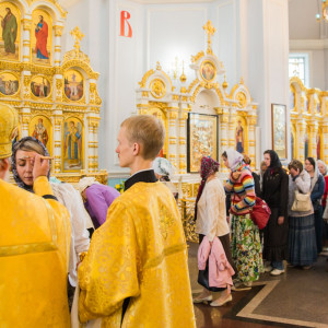 20150711 037 Праздник святых апостолов Петра и Павла Свято-Успенский каф. собор Омск митр. Владимир (Иким) 6049