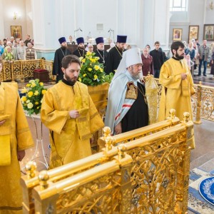 20150712 006 Праздник святых апостолов Петра и Павла Свято-Успенский каф. собор Омск митр. Владимир (Иким) IMG_6091
