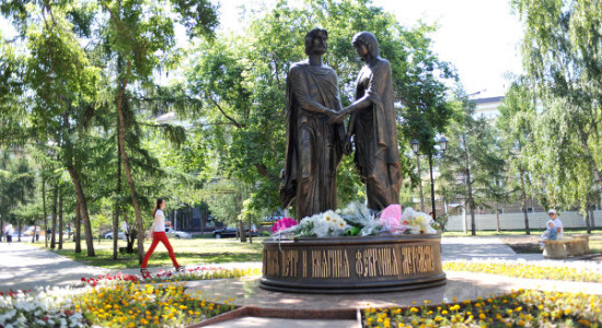 Памятник-Петру-и-Февронии-в-Омске