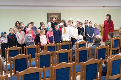 проздравление прихожанки Успенского собора со столетием (20)