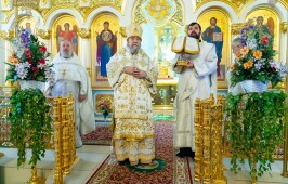 В Неделю 30-ю по Пятидесятнице митрополит Владимир совершил Литургию в храме иконы Божией Матери «Знамение»