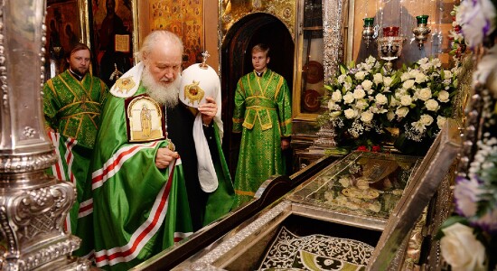 Патриарх Кирилл у мощей прп Сергия Радонежского
