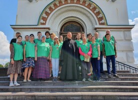 Добровольцы епархиального движения “Рука помощи”  приняли участие в благоукрашении Ачаирского монастыря