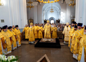 В День Крещения Руси митрополит Владимир возглавил Литургию и крестный ход вокруг Успенского кафедрального собора
