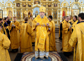 В Неделю 7-ю по Пятидесятнице митрополит Владимир совершил Литургию в Успенском кафедральном соборе