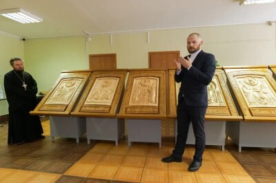 2022.12.25 выставка резных икон «Прикосновенный образ 2022» для граждан, вынужденно прибывших с территории Украины(34)