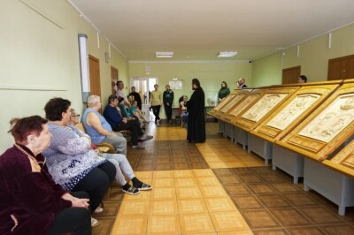 2022.12.25 выставка резных икон «Прикосновенный образ 2022» для граждан, вынужденно прибывших с территории Украины(39)