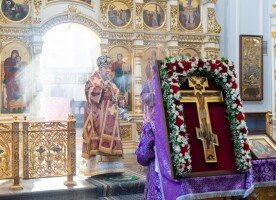 В Неделю Крестопоклонную митрополит Владимир совершил Литургию в Успенском кафедральном соборе