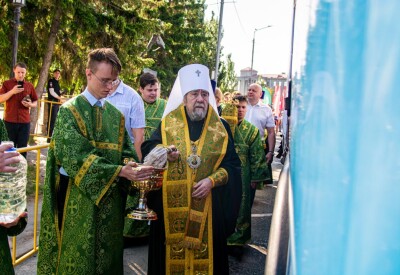2023.06.04 Митрополит Владимир освятил машину с гум помощью от Омской епархии (10)