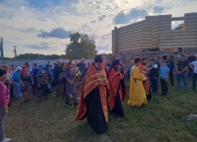 В селе Азово прошёл молебен по случаю восстановления строительства храма св. вмч. Георгия Победоносца