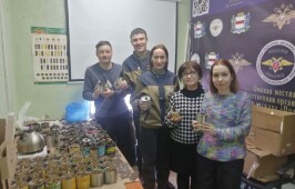 Волонтеры Свято-Никольского казачьего собора изготовили очередную партию окопных свечей для бойцов СВО
