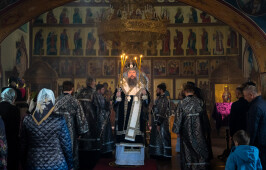Митрополит Омский и Таврический Дионисий совершил Литургию Преждеосвященных Даров в Свято-Никольском мужском монастыре
