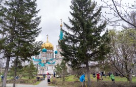 На территории собора Успения Пресвятой Богородицы города Омска состоялся субботник