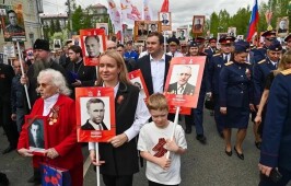 Глава Омской митрополии почтил память героев войны в колонне «Бессмертного полка»