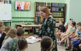 Познавательно-игровой час “Ромашек белый хоровод” для дошкольников прошел в библиотеке